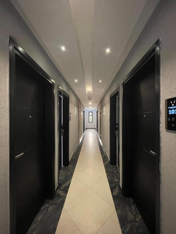 Hotel Vendome Дуала Экстерьер фото