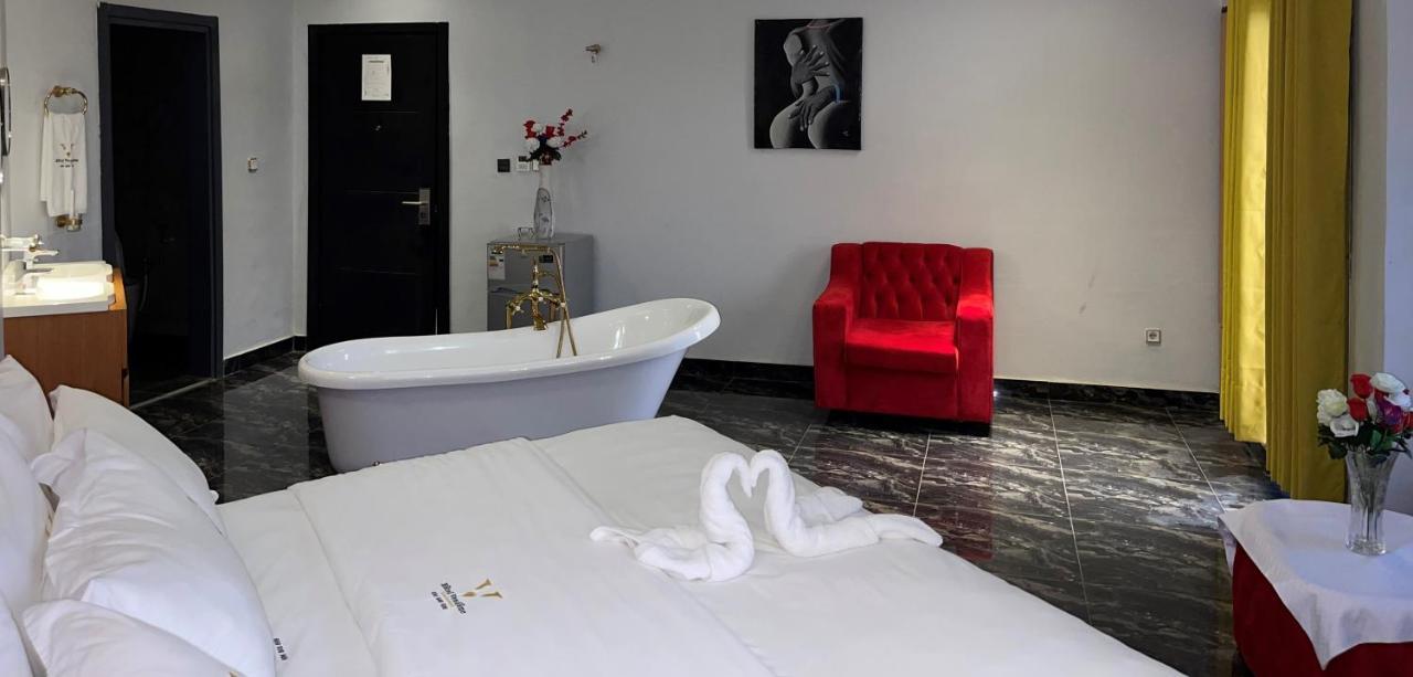 Hotel Vendome Дуала Экстерьер фото