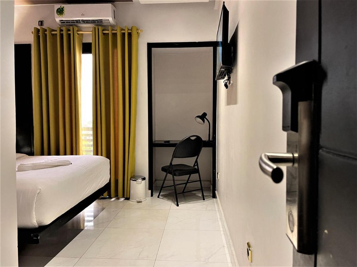 Hotel Vendome Дуала Экстерьер фото