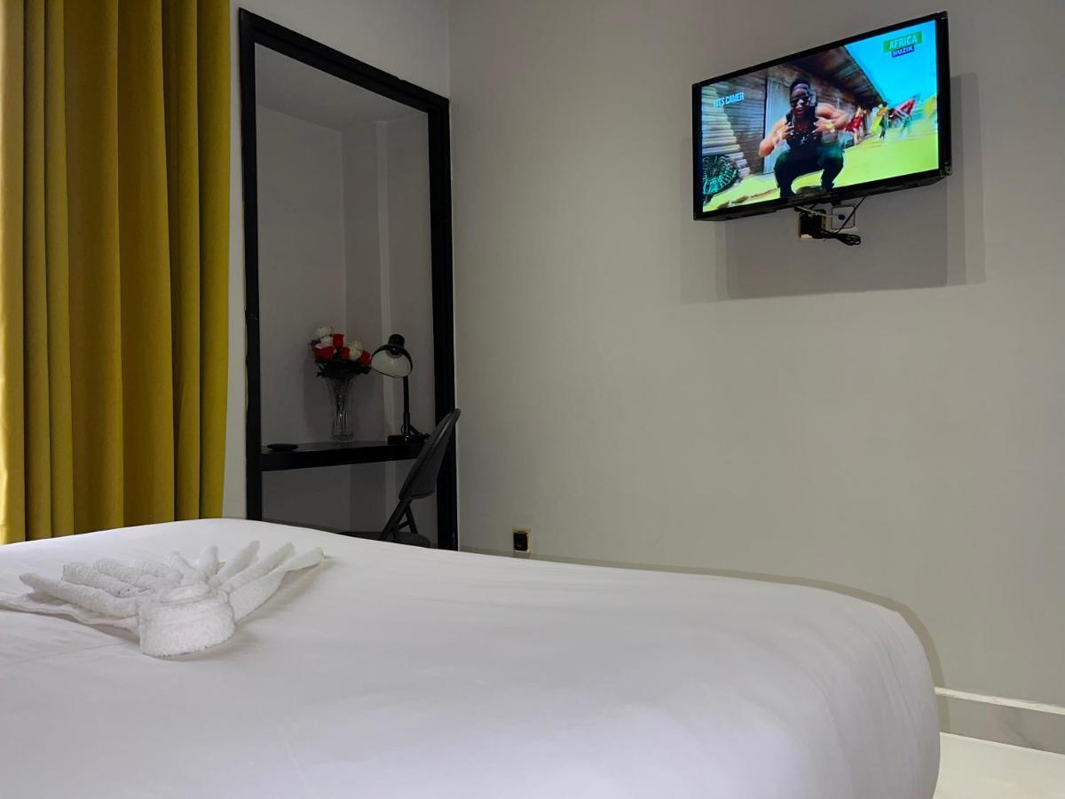 Hotel Vendome Дуала Экстерьер фото