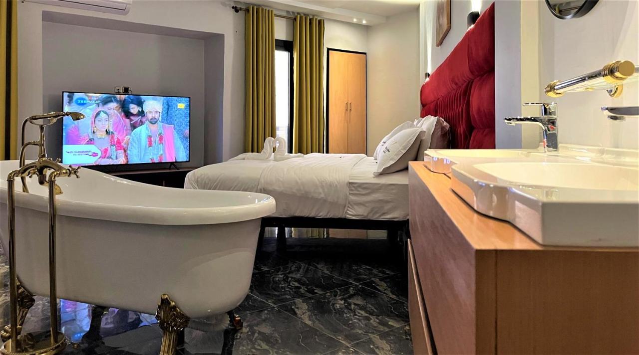 Hotel Vendome Дуала Экстерьер фото