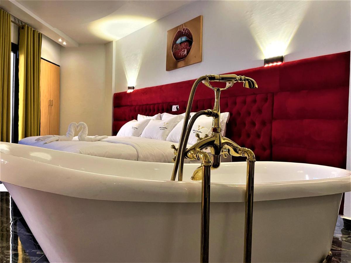 Hotel Vendome Дуала Экстерьер фото