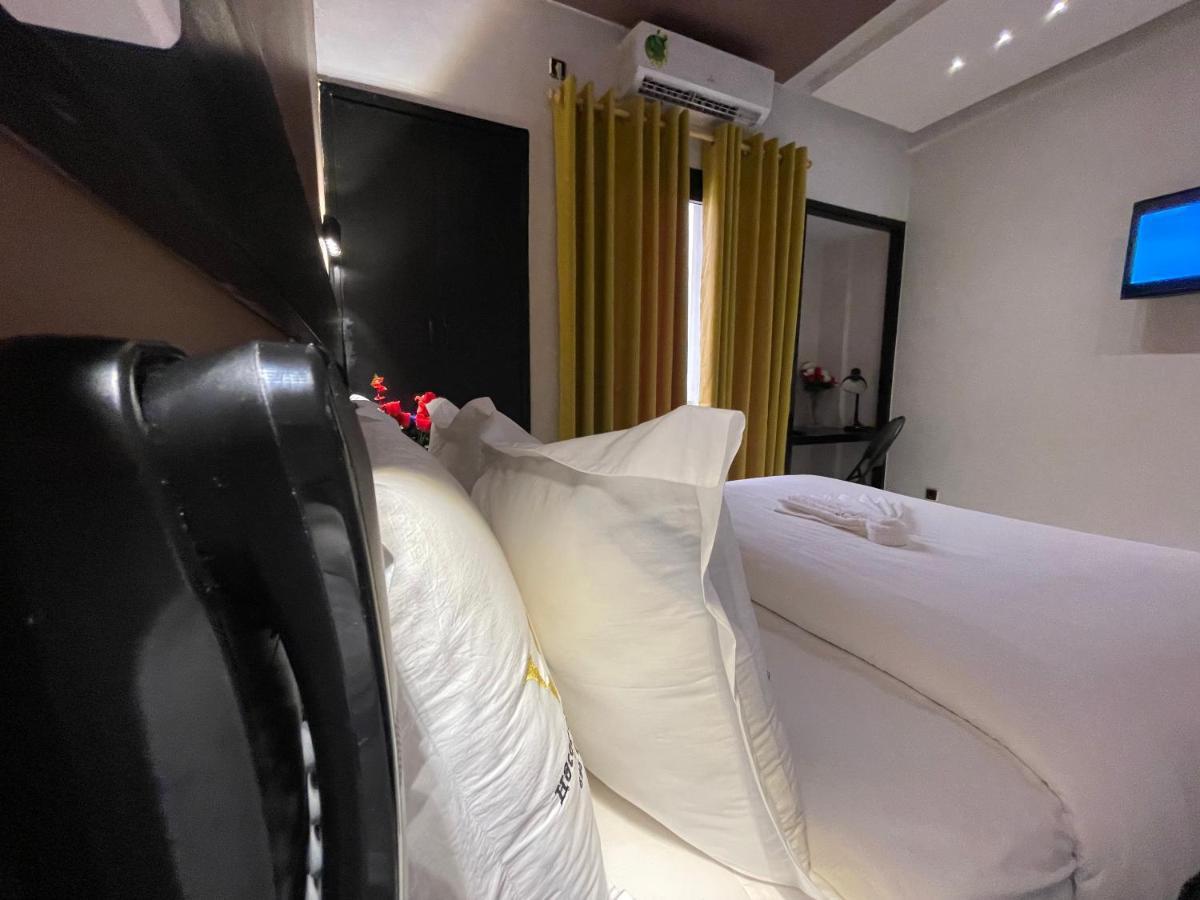 Hotel Vendome Дуала Экстерьер фото