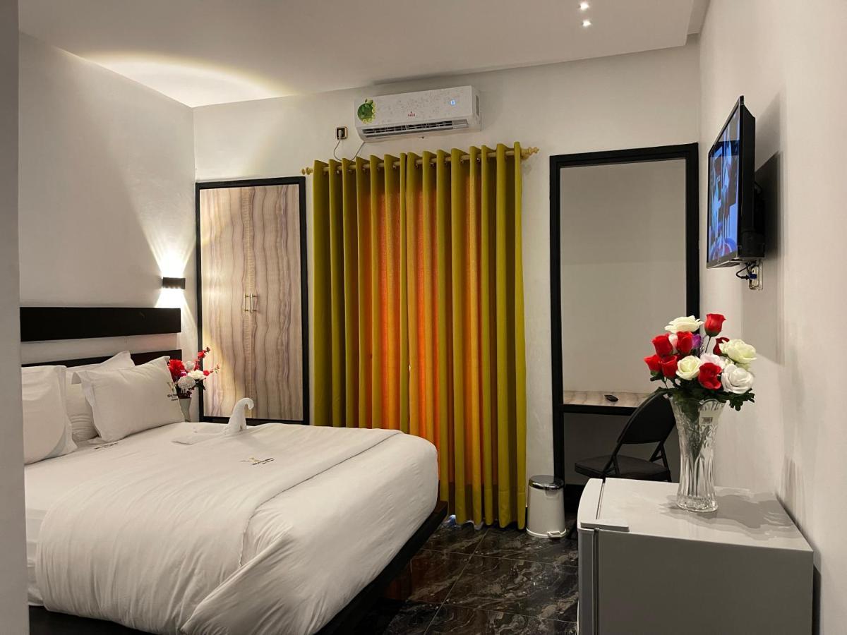 Hotel Vendome Дуала Экстерьер фото
