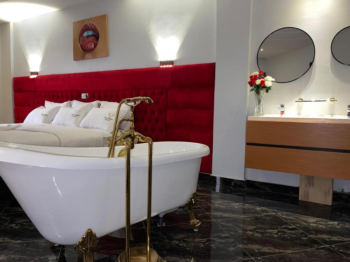 Hotel Vendome Дуала Экстерьер фото