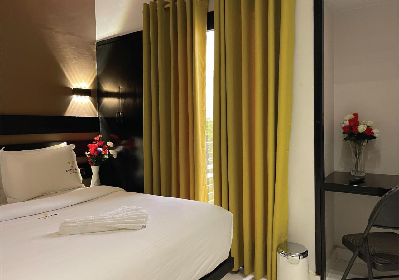 Hotel Vendome Дуала Экстерьер фото