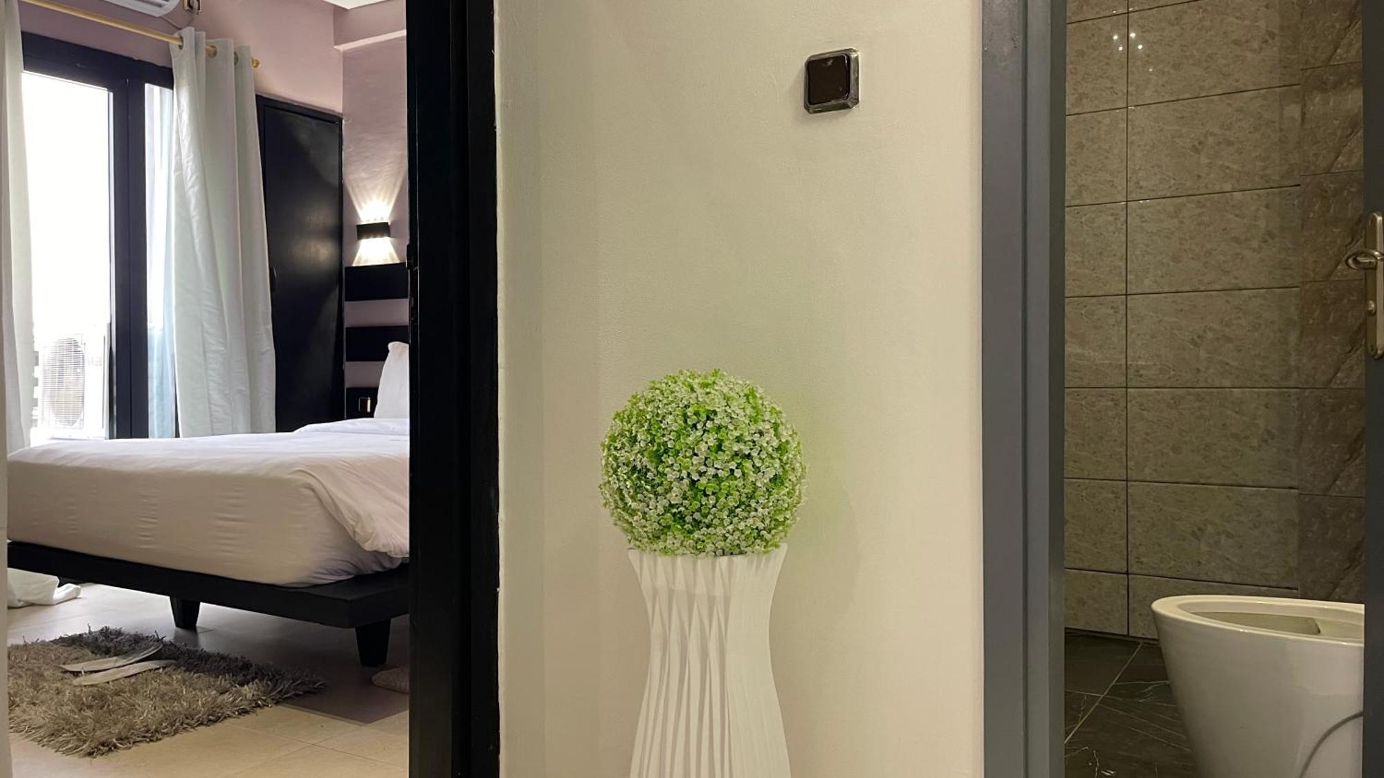 Hotel Vendome Дуала Экстерьер фото
