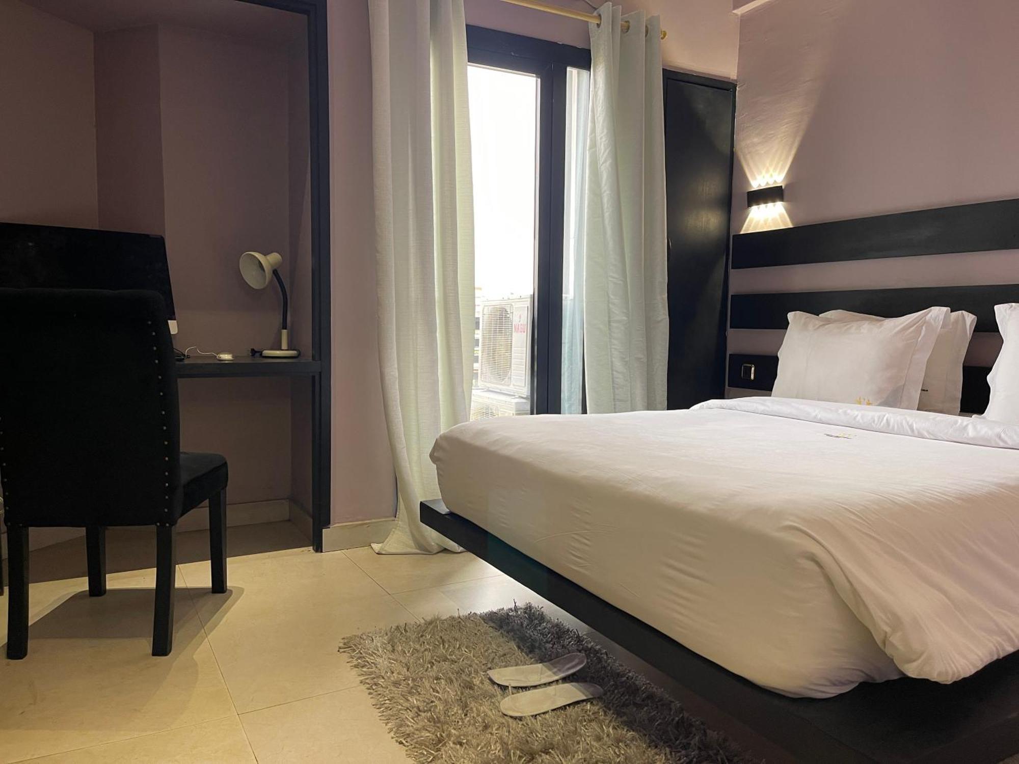 Hotel Vendome Дуала Экстерьер фото